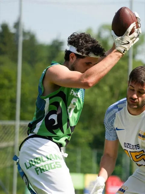 Michael Almodovar (#6) catching the ball one-handed in a Ljubljana Frogs flag football game