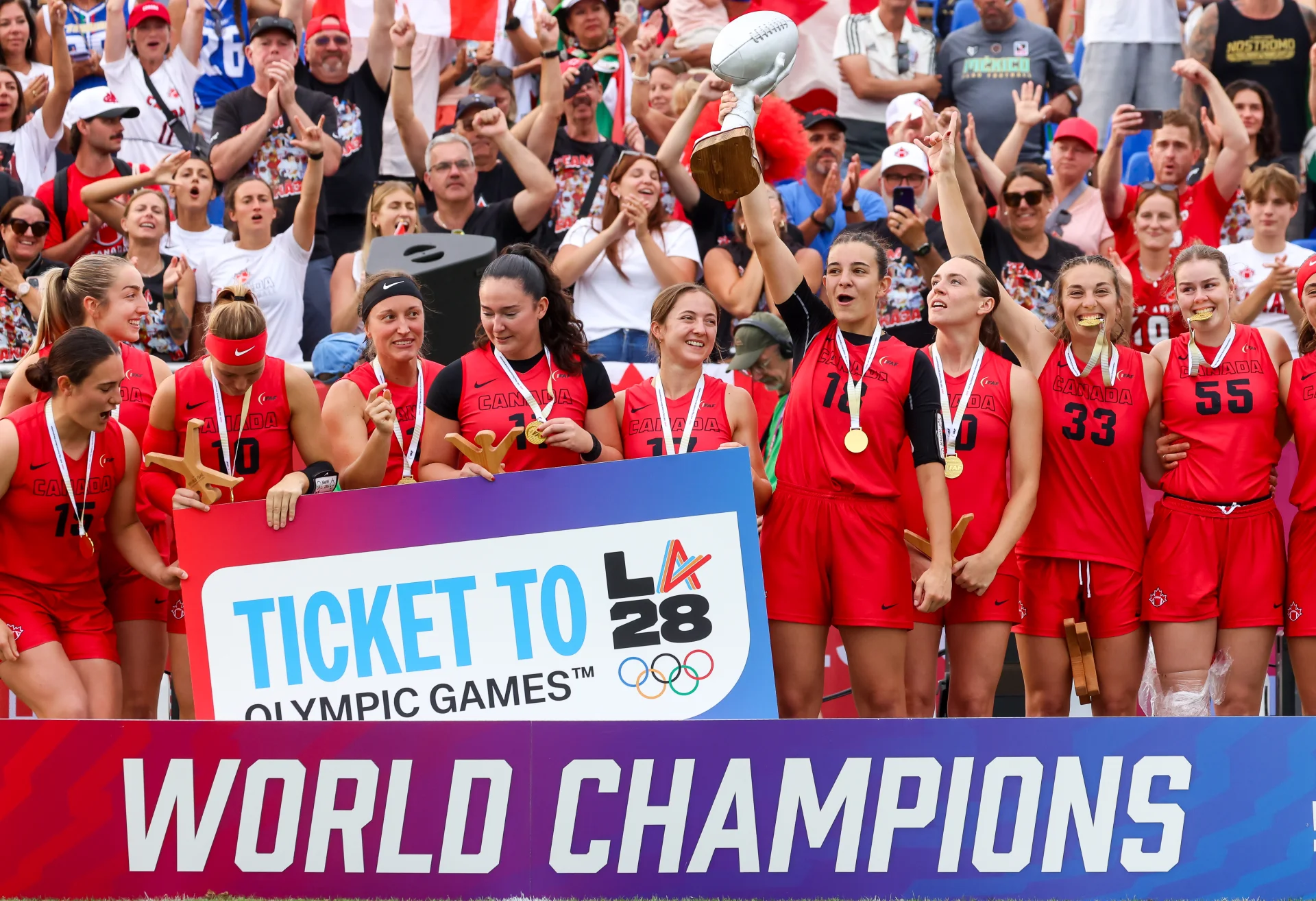 La squadra femminile canadese festeggia il titolo mondiale di flag football