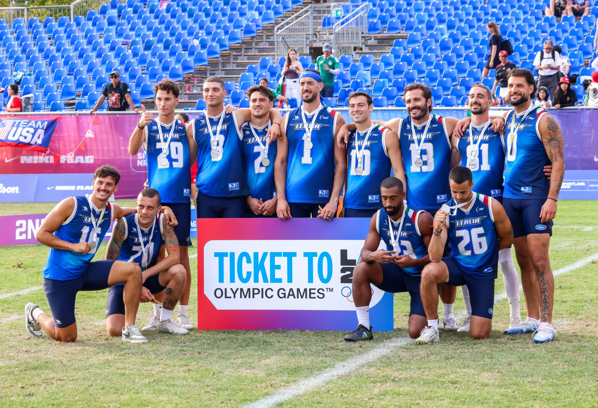 La squadra italiana di flag football posa con le medaglie dopo i WC26