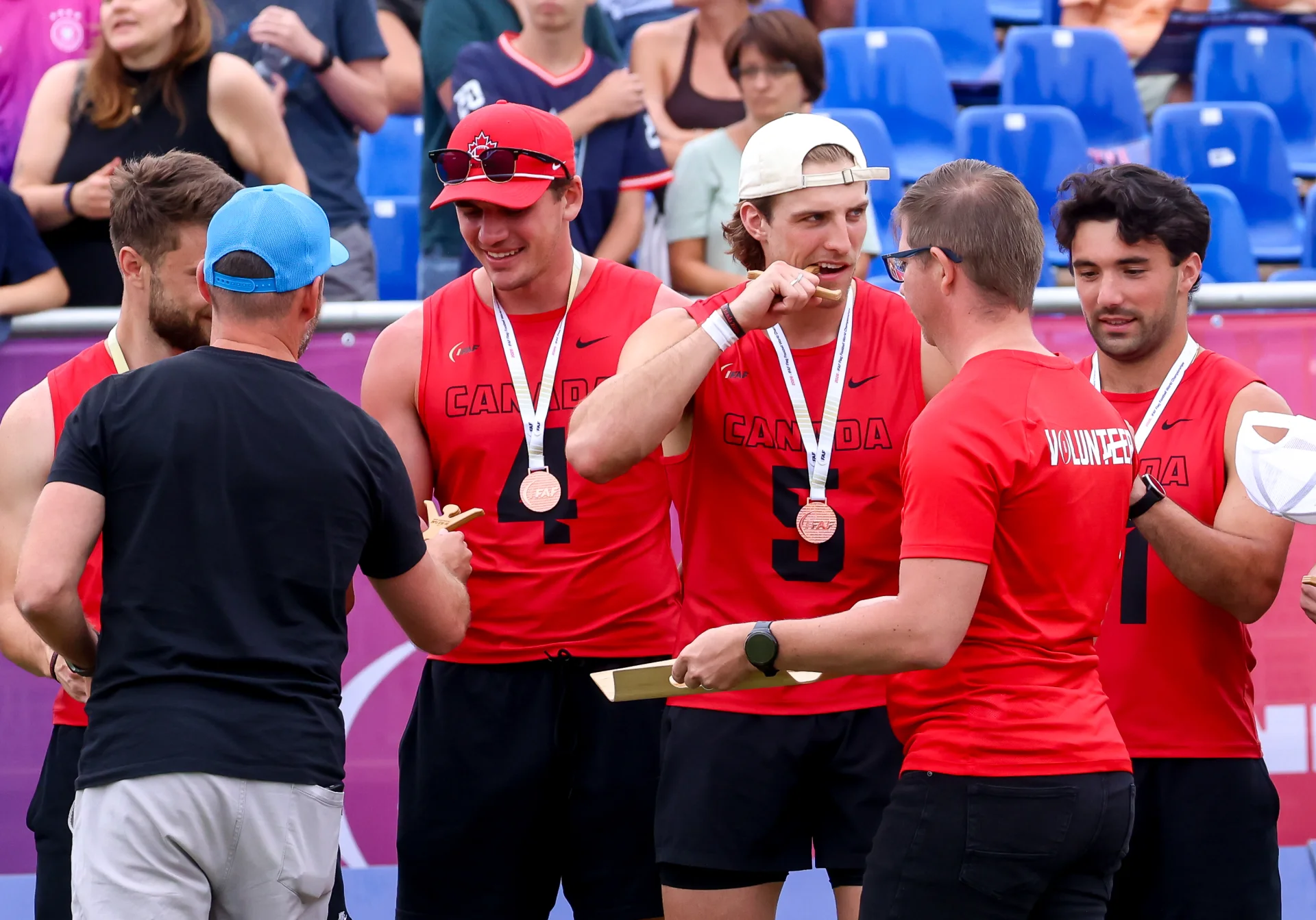 Giocatori di flag football e volontari condividono un momento della premiazione